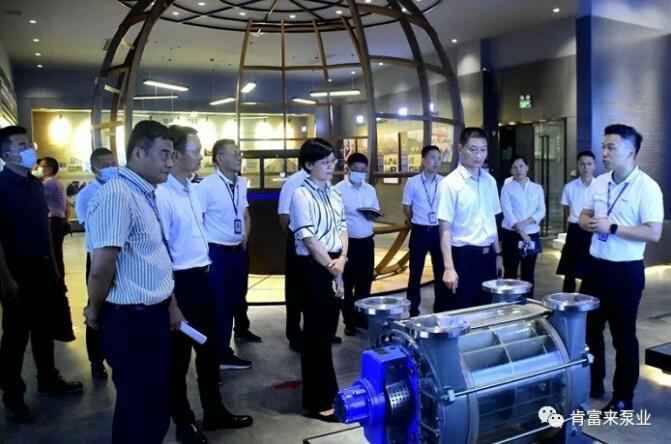 公司董事长、总经理陈迪(右一)向李军区长(右二)一行介绍星空官方网页版-星空(中国)产品